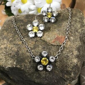 Pretty daisy dream flower necklace with matching earrings.